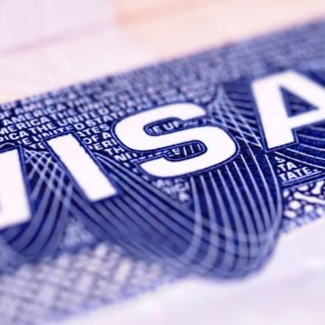 VISA JUEZ BLOQUEA COBRO DE 100,000 DÓLARES PARA NUEVAS VISAS H-1B EN EE. UU.