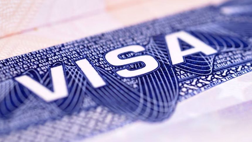 VISA JUEZ BLOQUEA COBRO DE 100,000 DÓLARES PARA NUEVAS VISAS H-1B EN EE. UU.