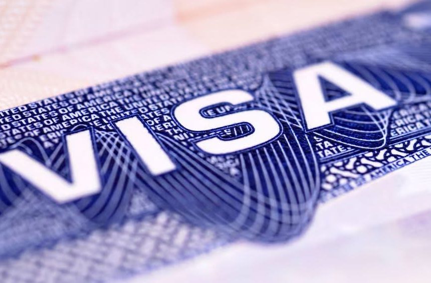 JUEZ BLOQUEA COBRO DE 100,000 DÓLARES PARA NUEVAS VISAS H-1B EN EE. UU.