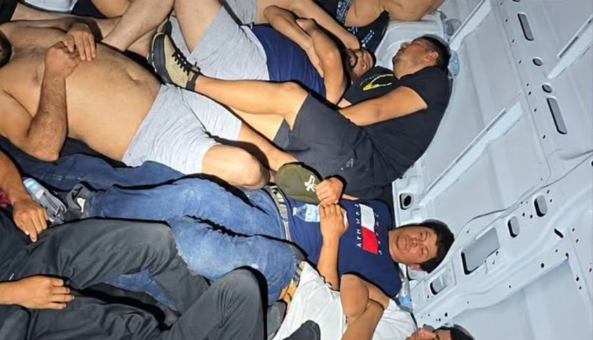 migra 1 LOCALIZAN A 23 MIGRANTES OCULTOS EN CAMIÓN PORTAVEHÍCULOS EN TEXAS; SEIS SON MENORES NO ACOMPAÑADOS
