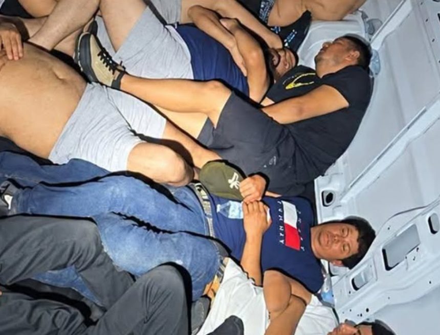 migra 1 LOCALIZAN A 23 MIGRANTES OCULTOS EN CAMIÓN PORTAVEHÍCULOS EN TEXAS; SEIS SON MENORES NO ACOMPAÑADOS