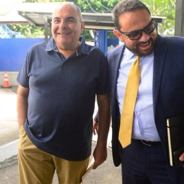 EL SALVADOR; EXPRESIDENTE TONY SACA Y SU EXSECRETARIO ÉLMER CHARLAIX REALIZAN TRÁMITES PARA RECIBIR SUS CARTAS DE LIBERTAD