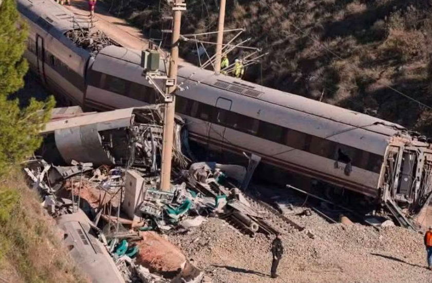 tren 2 CHOQUE ENTRE DOS TRENES DE ALTA VELOCIDAD DEJA DECENAS DE FALLECIDOS Y HERIDOS EN ESPAÑA