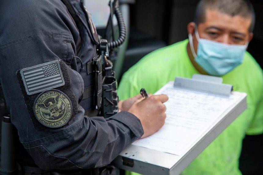 CORTE SUPREMA DE EE. UU. MANTIENE BLOQUEADA REGLA QUE PERMITÍA PAUSAR ALGUNOS PROCESOS DE DEPORTACIÓN